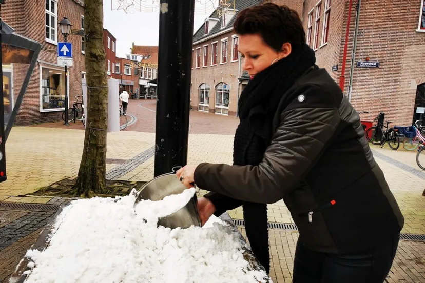 2021 02 06 strooizout zout in nijkerk wordt al geschept