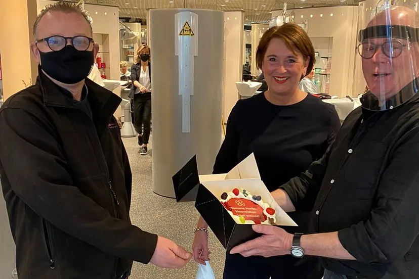 2021 03 03 taart voor kappers hartje hoevelaken