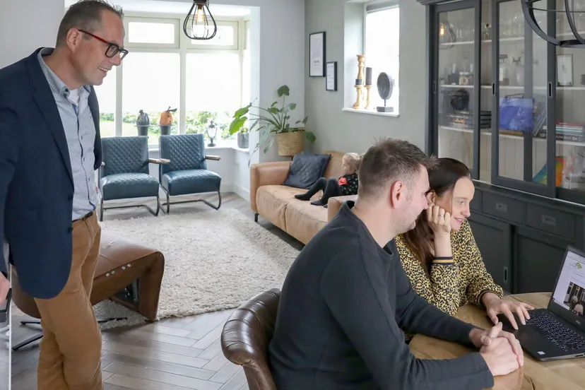 2021 03 11 kevin mendi wethouder dijksterhuis bekijken website duurzaam nijkerk