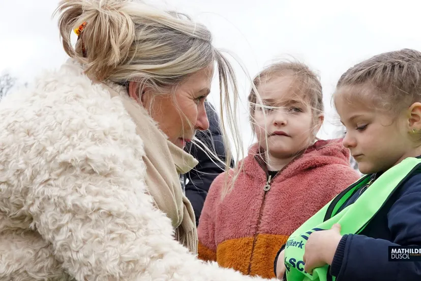 2021 03 12 100 mini veiligheidshesjes overhandigd door de lionsclub nijkerk aan de zwerfafvalbrigade 1