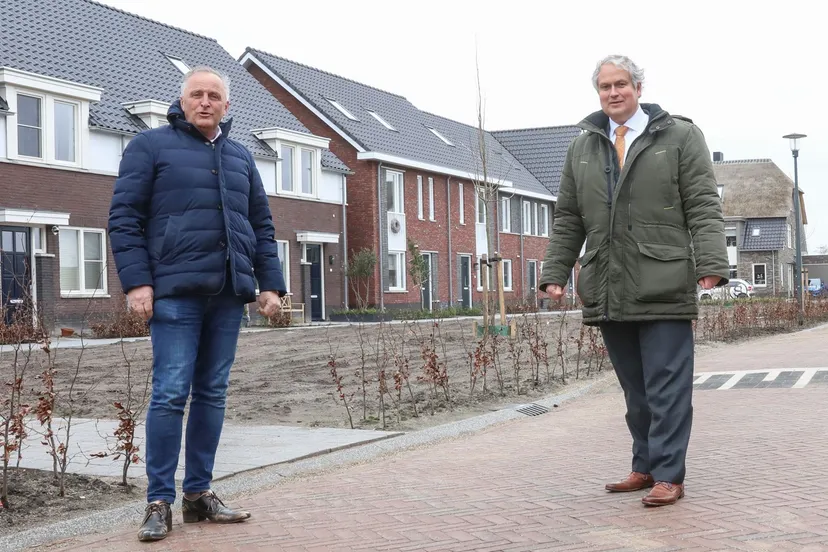 2021 03 16 foto gemeente nijkerk opleveren woningen in nijkerkerveen door wilgo van de mheen en wethouder wim oosterwijk