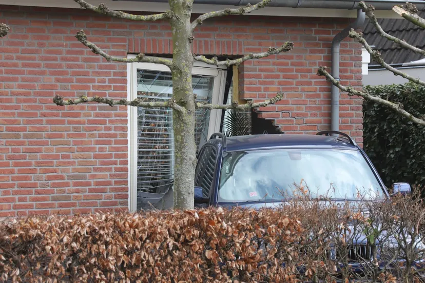 2021 04 08 auto rijdt woning in