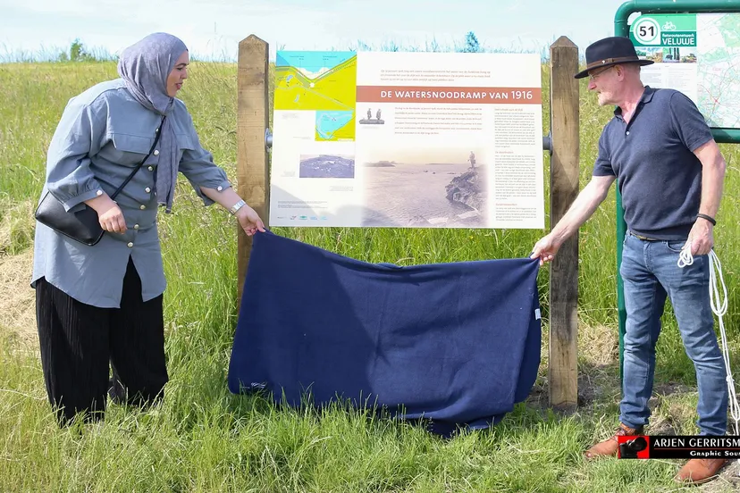 2021 06 15 onthulling bord 08