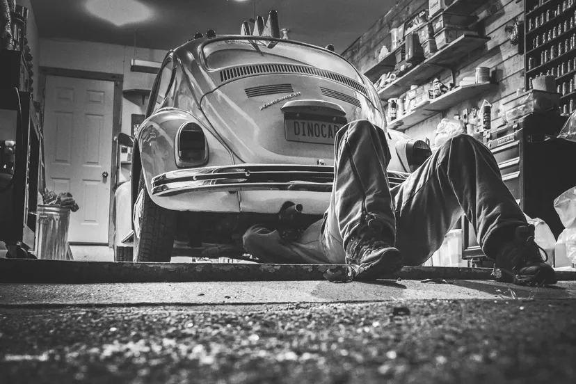 2021 08 14 auto reparatie man light black and white white car photography 1101392 pxherecom