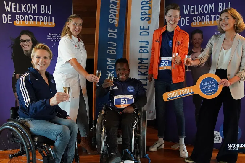 2021 10 06 esther vergeer eveline boeker nosa appiah bo kramer en annemiek buizer proosten op de opening van de sportpoli in het emma kinderziekenhuis 1