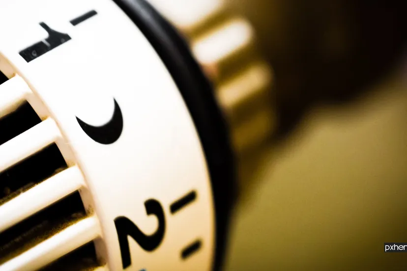 2021 10 18 radiatorknop watch hand light number heat energy 858524 pxhere