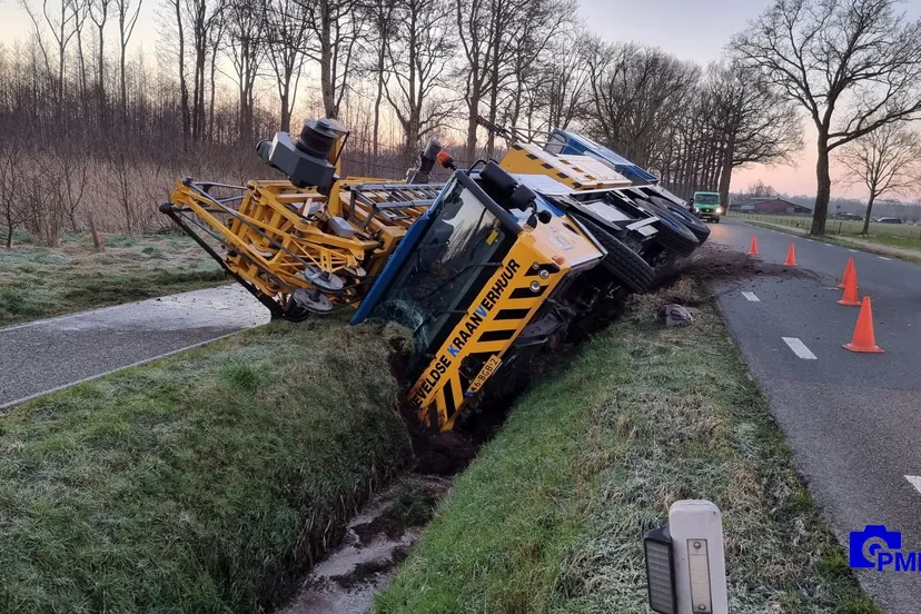 2022 03 04 gekantelde hijskraan 1