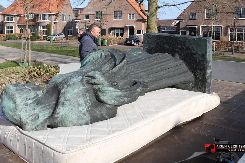 2022 03 22vrouwenfiguur oorlogsmonument 04