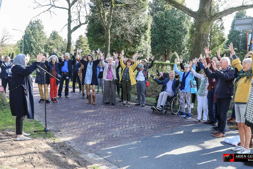 2022 04 14 handen omhoog