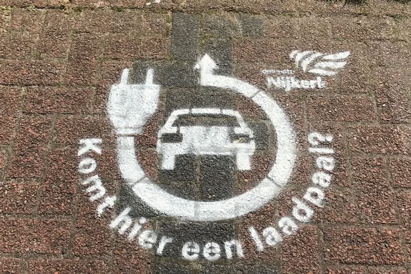 2022 06 27 laadpaal straatschildering