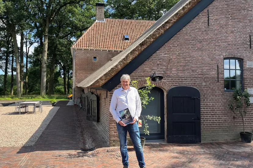 2022 07 01peter bijvank met zijn rapportage bij groot hennekeler foto museum nijkerk