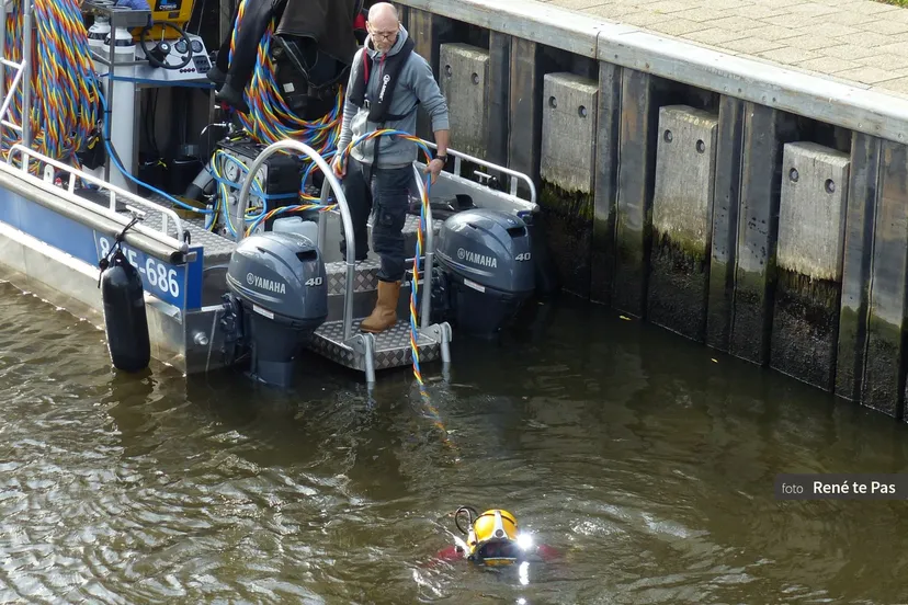 2022 10 28 duikers in de arkersluis voor inspectie te nijkerk donderdag 27 10 2022 r te pas 14