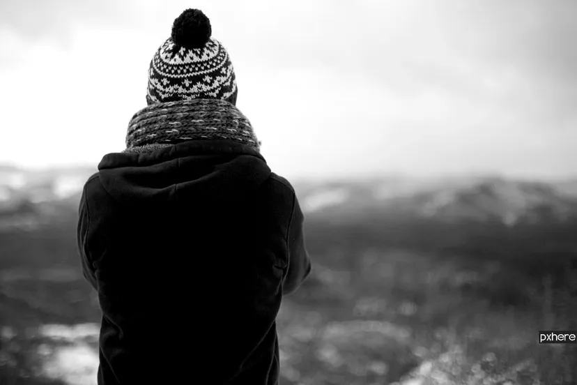 2022 12 05 person looking standing adult back alone view panorama 8792751