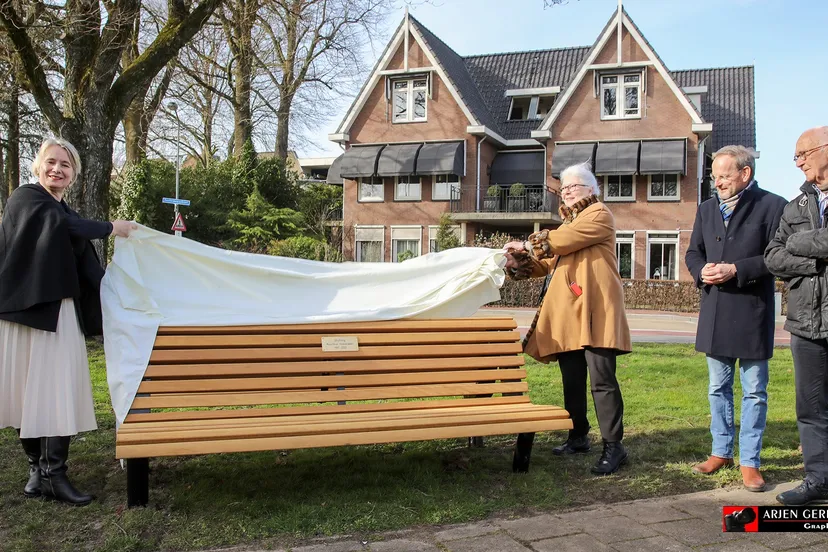 2023 03 15 bankje kunstbus 4