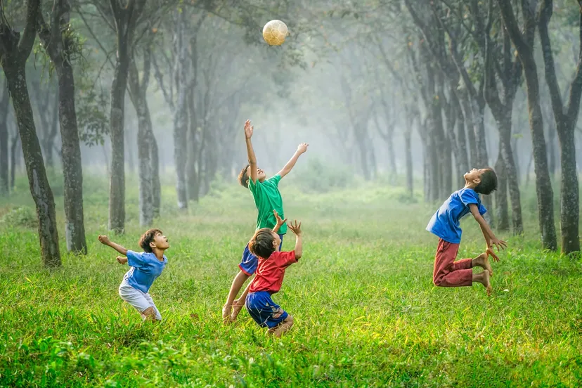 2023 03 29 kinderen bal tuin