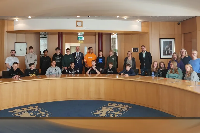 2023 11 13 leerlingen 3 vmbo en praktijkonderwijs krijgen les in de raadzaal