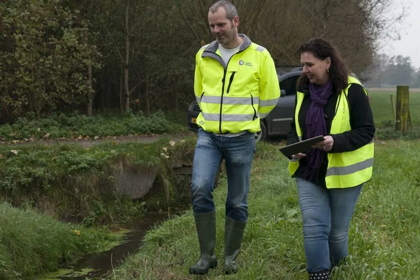 3028 03 28 medewerkers van het waterschap controleren de sloten in het buitengebied