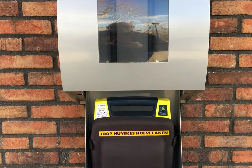 aed in buitenkast garage huyskes