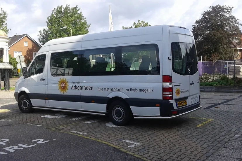 e2el3adf6yqo2p2lnck9b1opt 2014 09 09 arkemheen bus zijkant