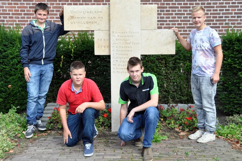 fsirt2lg62mpxzuidii3e8cwk 2014 10 06 jongeren van accent nijkerk bij verzetsmonument erwi
