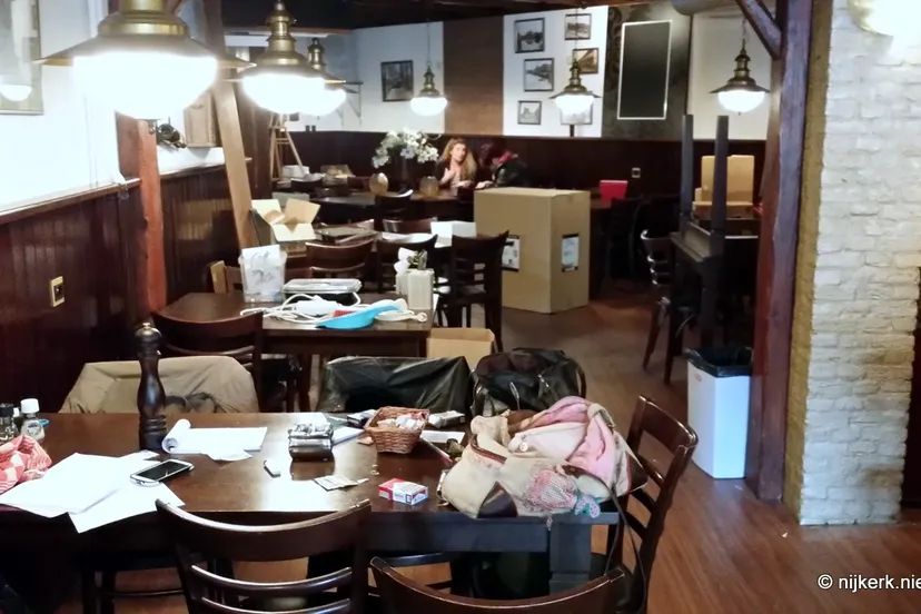 g3ww3sgp9bc1dxzs9wzpq5f1b 2014 04 04 peacocks 1