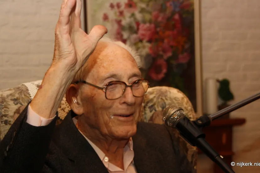 htr1szm6ejxmq4cr8cz7q8wse 2013 10 17 goldenstories 0