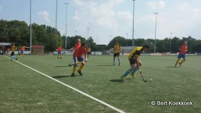j7xh8g2cbmswe6qbtz307dys9 2014 06 01 hockeyvlub nijkerk ben speelt de bal rond