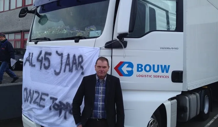 jacob 45 jaar in dienst met truck en spandoek