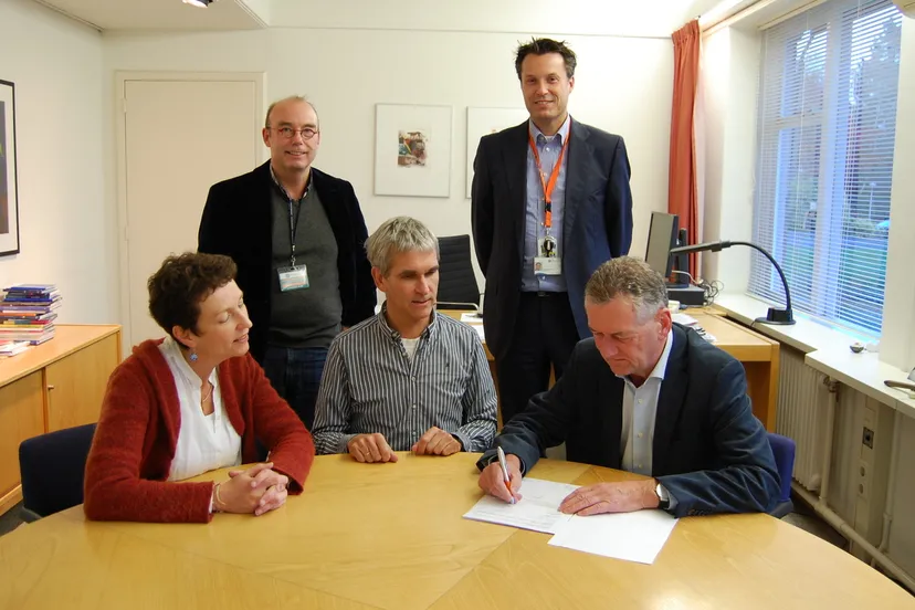 k90q73vja8xntw57gvqkbpmqb 2013 12 09 meander ondertekening soest