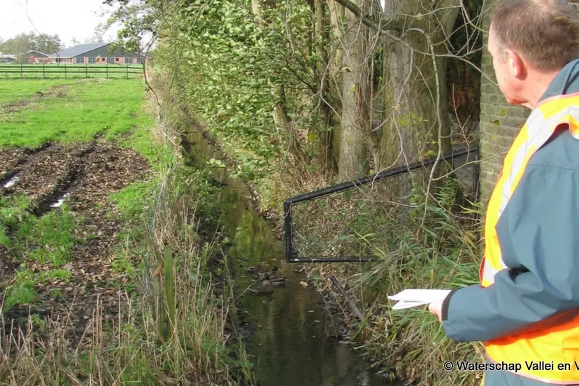 lak7c44gl2d5wnpl261q0ud2f 2013 12 02 heemraad dick veldhuizen inspecteert een sloot
