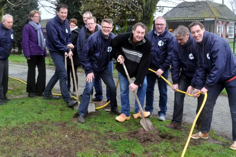 moi1a5rw02vv5i9yr3uiewf51 2014 02 21 buurtschappen en cda graven symbolisch glasvezel in