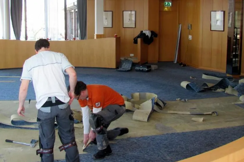 oj8jbxzsn4grmxg5zlj3ks2yr 2013 04 12 opknappen raadszaal