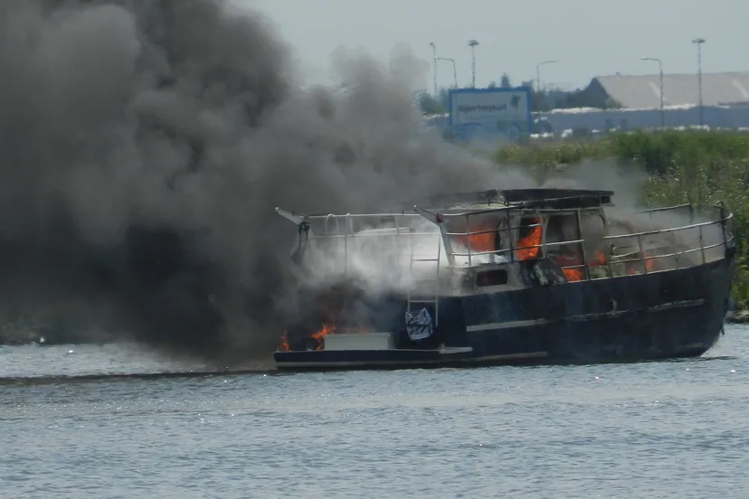 oseqerfvxpyv02wxvahwi5oqt 2013 08 06 botenbrand 3