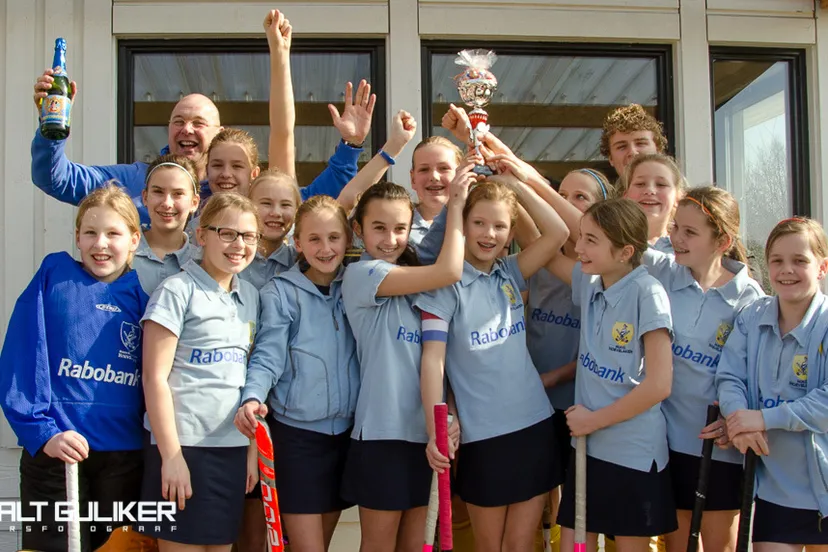 ph65fyg1rfs46jgb4w2yf58q4 2014 03 08 hockeymeisjes kampioen 2