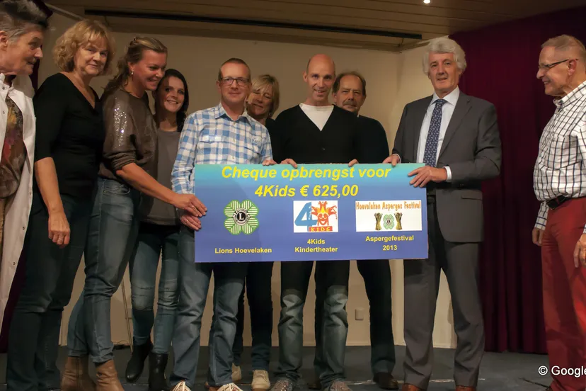 q8oz225rtzygk8gwlvvsghev1 2013 10 29 lions 4kids overdracht mg0645