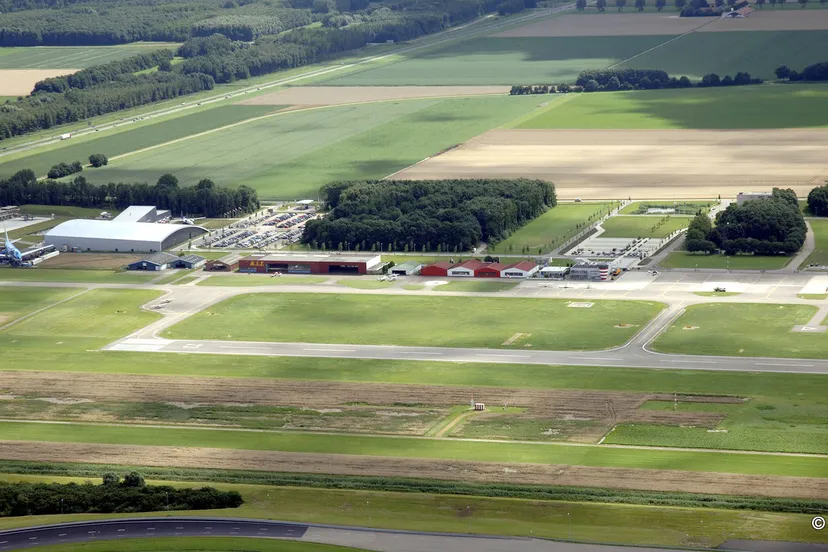 u55xzdz1cv686bylmebzmpqr4 airport lelystad 2