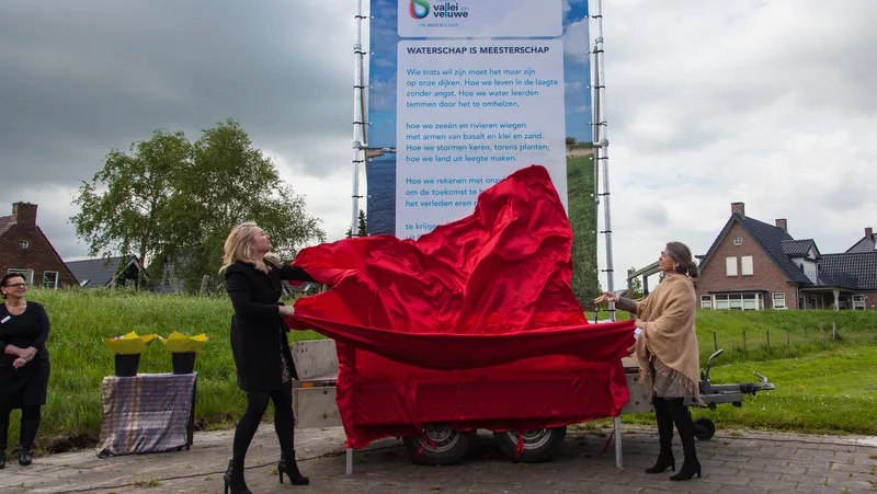 yc9l1k1exte3z0vwgpteh4kx0 minister en dijkgraaf onthullen gedicht