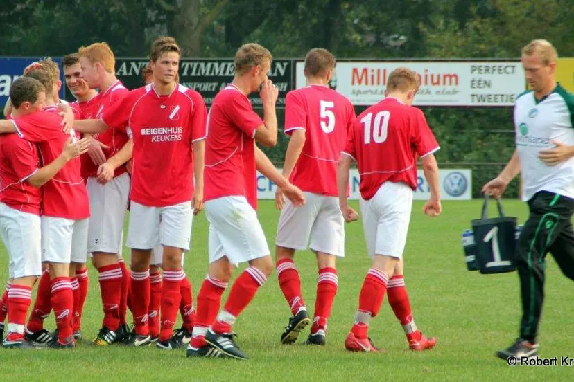 zkn9cdssl6upgwv5ipea8r7ba 2014 09 21 sc hoevelaken coen bos links wordt gefeteerd na zij