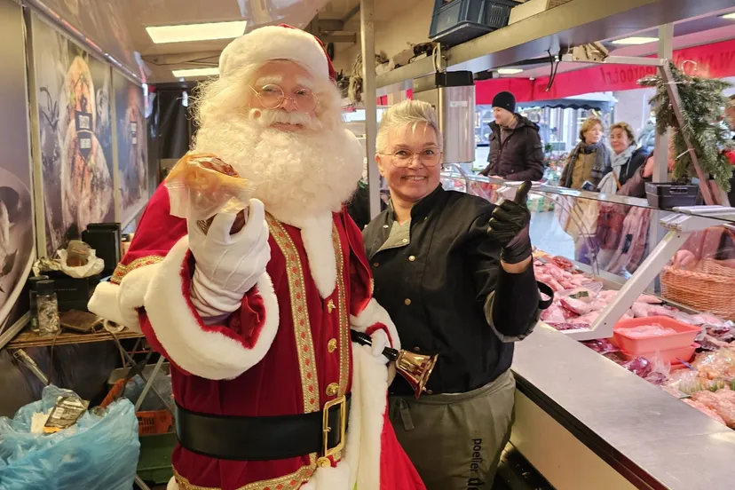 2023 12 22 kerstman op markt hoevelaken 2