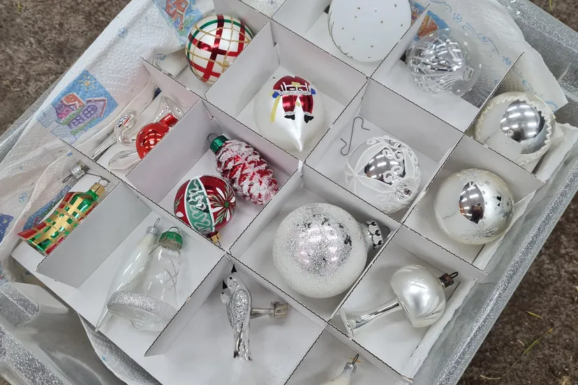 2024 01 02 doos met kerstballen