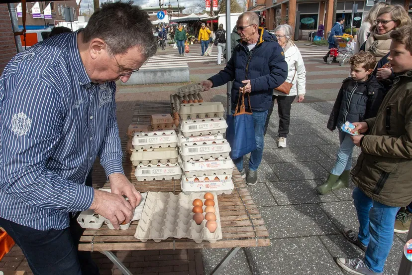 2024 03 29 paasmarkt uitdelen hoevelaken