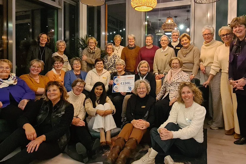2025 02 26 leden van de nijkerkse serviceclub inner wheel overhandigen een cheque aan de st jarige job
