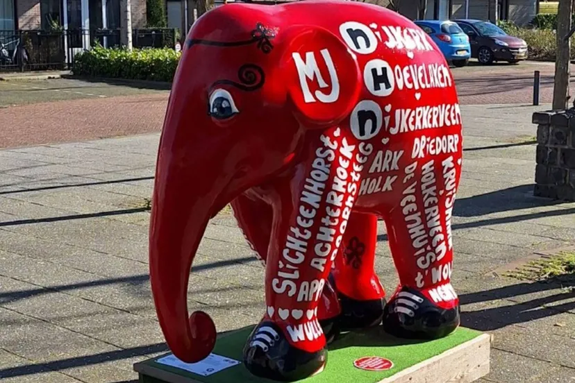 2025 03 12 elephant red 1