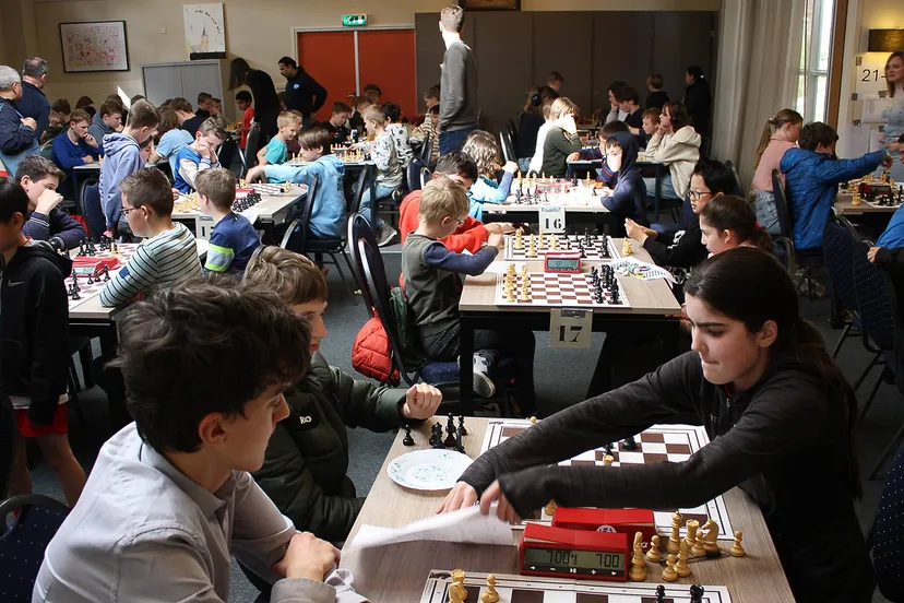 2025 03 30 schaken toernooi in volle gang 2