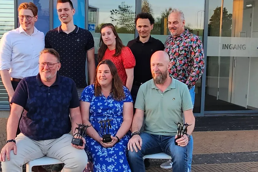 2025 05 15 oude bestuur zittend nieuwe bestuur staand