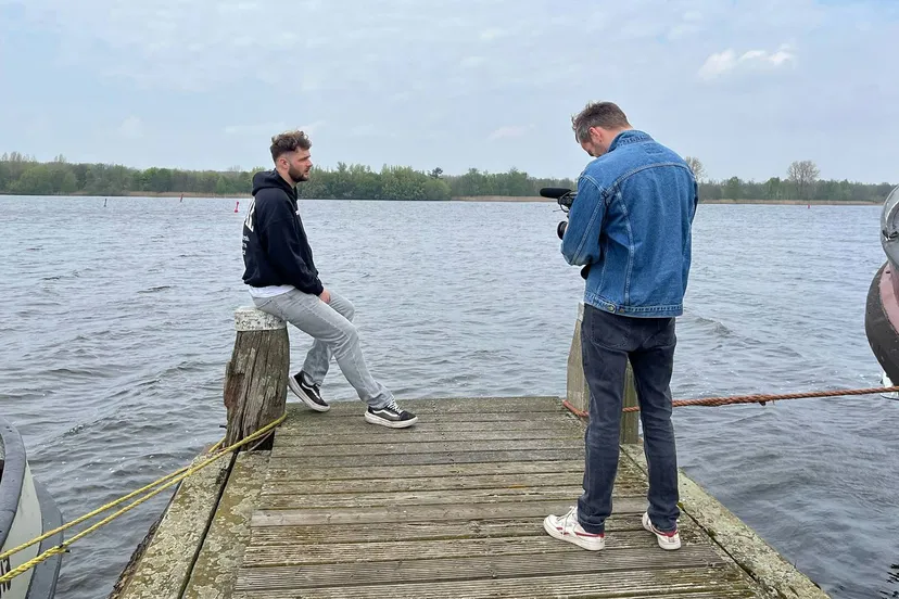 filmopnames xpedition nijkerk met deelnemer timon 2025 05 15 bruins en camera regisseur matthijs van baardewijk op zeedijk bij stoomgemaal hertog reijnout