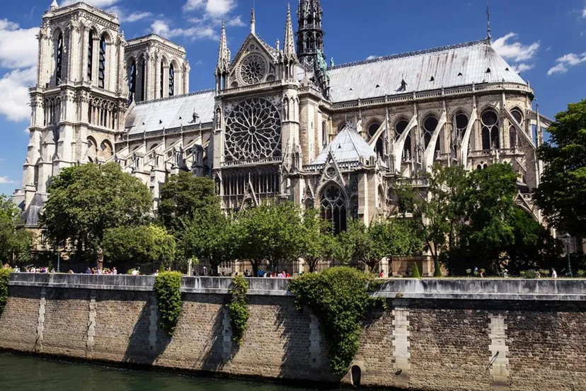 2025-07-24 notre dame rawpixel.com