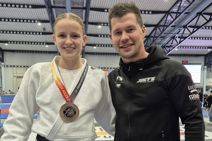 2025-10-28 Joey van Rootselaar met prijswinnaar Lauren van den Berg