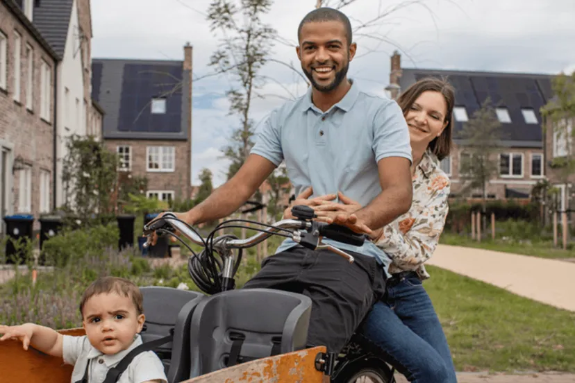 2025-10-31 man op fiets met kinderen