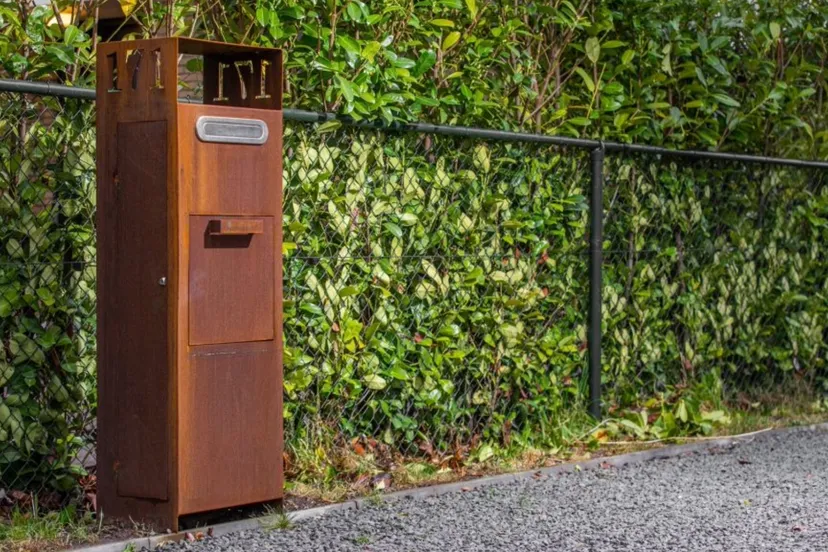 2025-11-27 cortenstaal pakketbrievenbus